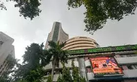 सेंसेक्स 900 अंक उछला, निफ्टी 25200 के पार