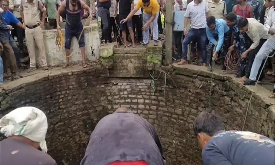 गाय के बछड़े को निकालने कुएं में  उतरे 5 लोगो की दम घुटने से   मौत