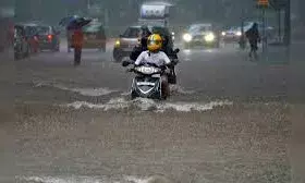 भारी बारिश से भीलवाड़ा में जलभराव से जनजीवन अस्त-व्यस्त, टूटी सड़कों पर पानी, बाइकें बंद दे रही हे दर्द