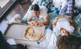 घर की इन 5 जगहों पर कभी न करें भोजन, घर से चली जाएंगी लक्ष्मी