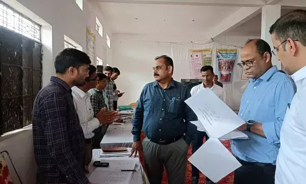 बडारड़ा में आयोजित पंडित दीनदयाल उपाध्याय अंत्योदय संबल शिविर में पहुंचे कलक्टर हसीजा