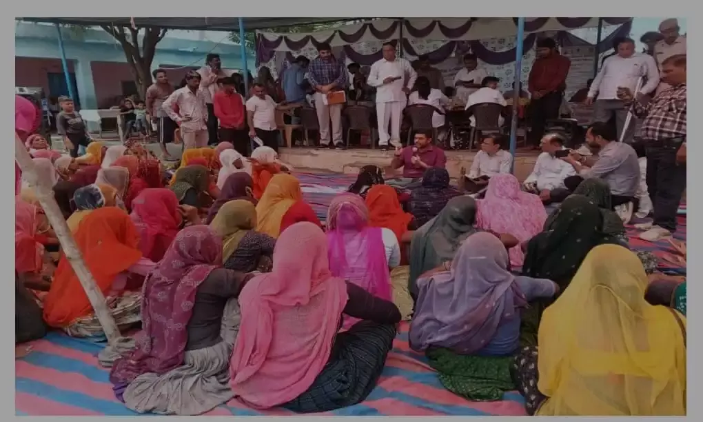 जिला कलेक्टर बैठे ग्राम वासियों के बीच जाजम पर, सुनी समस्याएं, मिली राहत