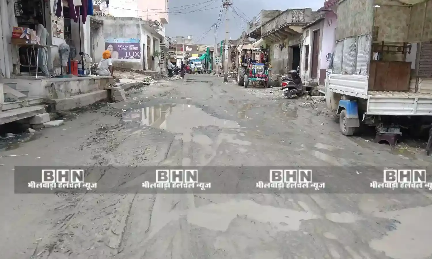 ग्रामीणों का दर्द:एमडीआर सड़क 6 माह से खुदी पड़ी,चंबल और पीएचडी के पाइप लाइन नही डालने से अटका काम..बारिश में आमजन परेशान