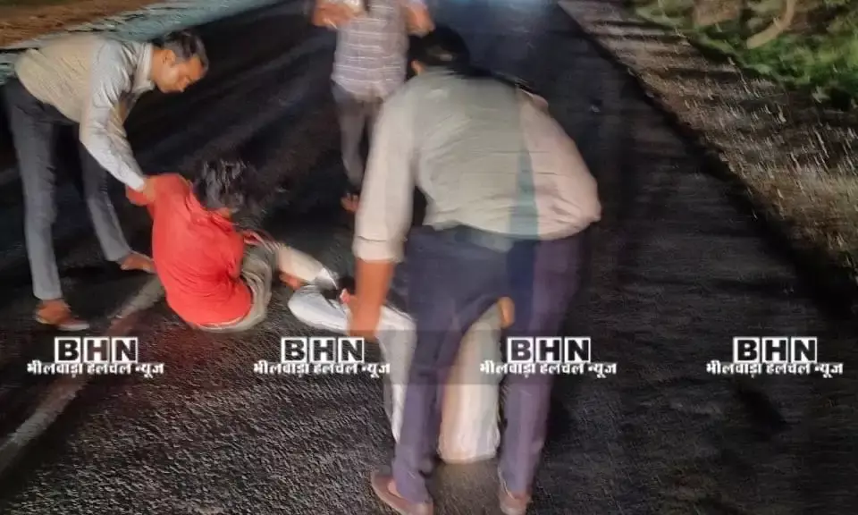 शाहपुरा-बनेड़ा स्टेट हाईवे पर सड़क हादसा, कांग्रेस कार्यकर्ताओं ने दिखाई मानवता, घायलों को निजी एंबुलेंस से पहुँचाया अस्पताल