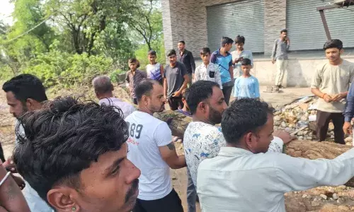 खस्ता हाल बिलिया कलां से खैराबाद की रोड़ पर ग्रामीणों ने लगाया जाम
