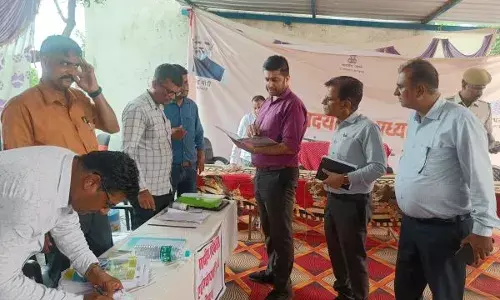 निम्बाहेड़ा कला में आयोजित अन्त्योदय संबल पखवाड़ा शिविर का जिला कलेक्टर ने किया अवलोकन