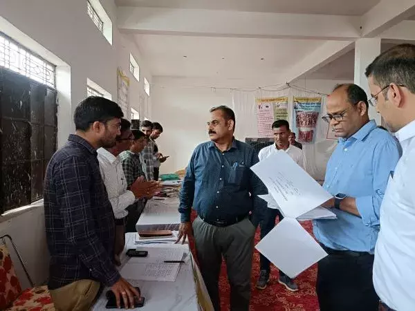 बडारड़ा में आयोजित पंडित दीनदयाल उपाध्याय अंत्योदय संबल शिविर में पहुंचे कलक्टर हसीजा