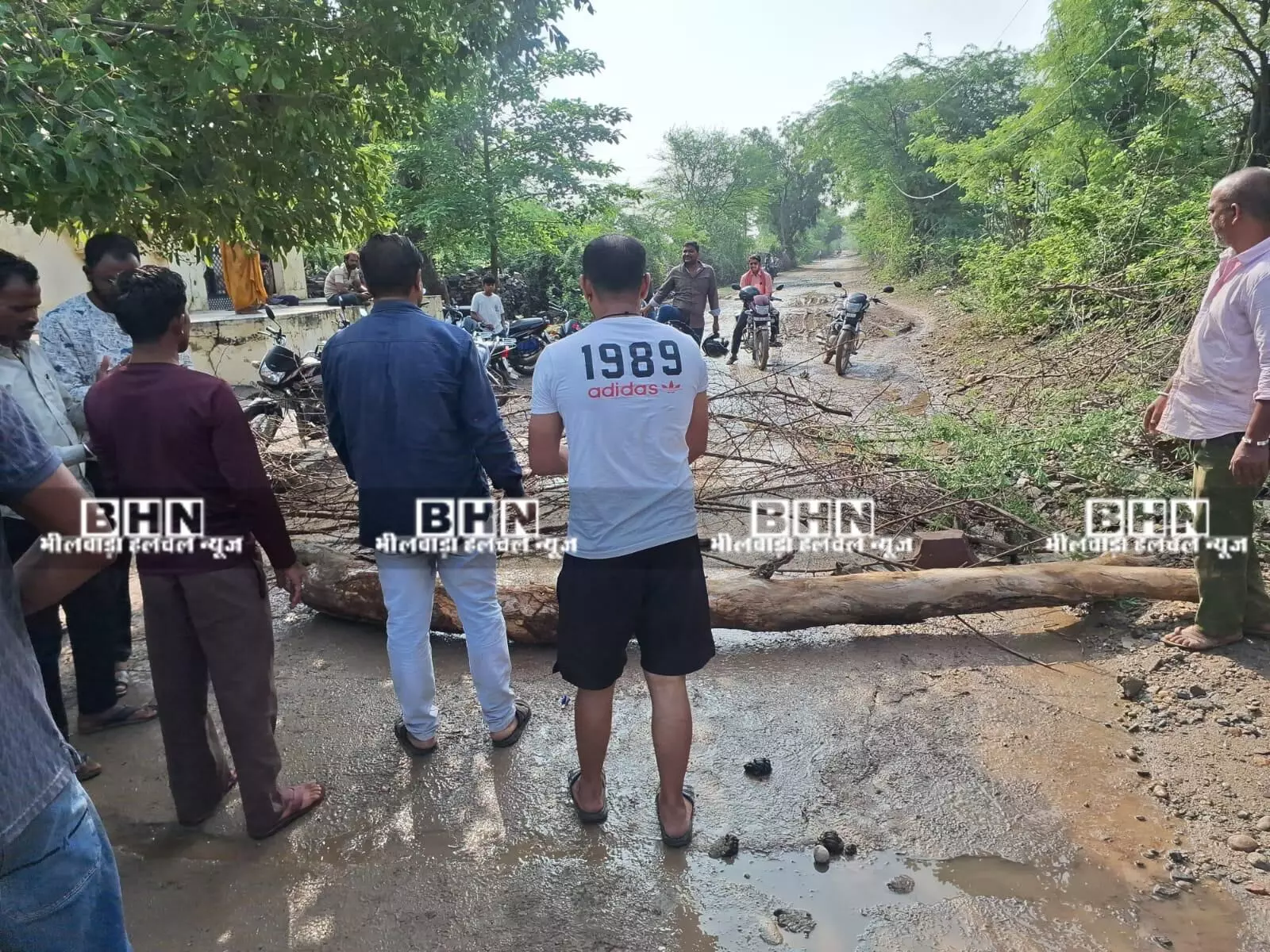 बिलिया कलां से खैराबाद की रोड़ पर ग्रामीणों ने लगाया जाम