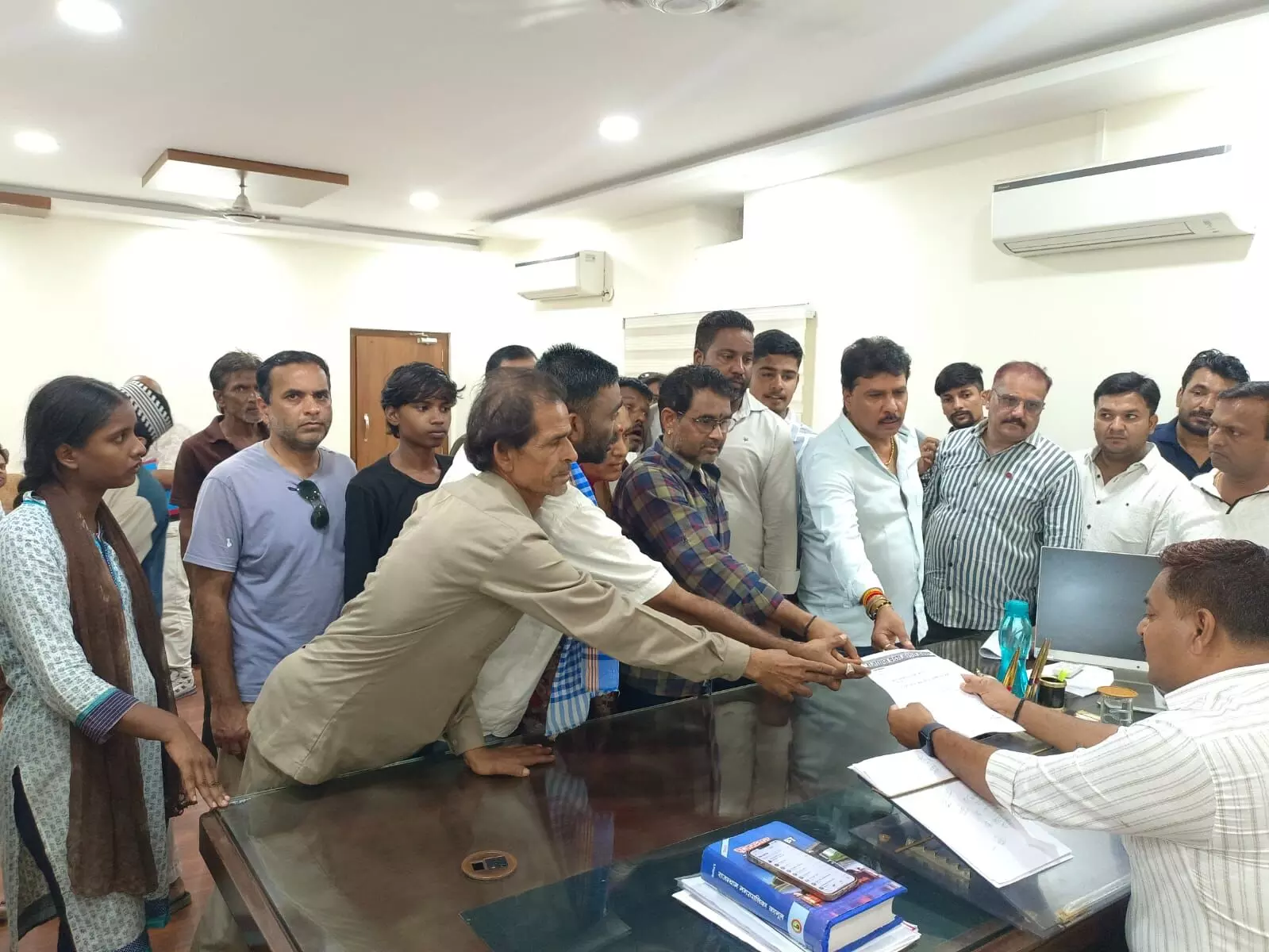 बेबस गुमटियों और ठेले वालों के पक्ष में सिसोदिया ने उठाई आवाज... बेबस गुमटियों और ठेले वालों के पक्ष में सिसोदिया ने उठाई आवाज...