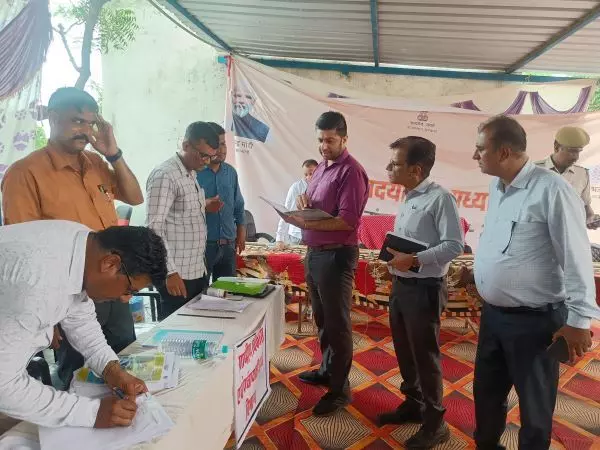 निम्बाहेड़ा कला में आयोजित अन्त्योदय संबल पखवाड़ा शिविर का जिला कलेक्टर ने किया अवलोकन निम्बाहेड़ा कला में आयोजित अन्त्योदय संबल पखवाड़ा शिविर का जिला कलेक्टर ने किया अवलोकन