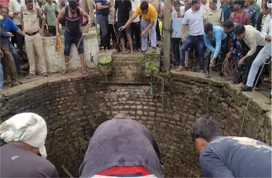 गाय के बछड़े को निकालने कुएं में उतरे 5 लोगो की दम घुटने से मौत गाय के बछड़े को निकालने कुएं में उतरे 5 लोगो की दम घुटने से मौत