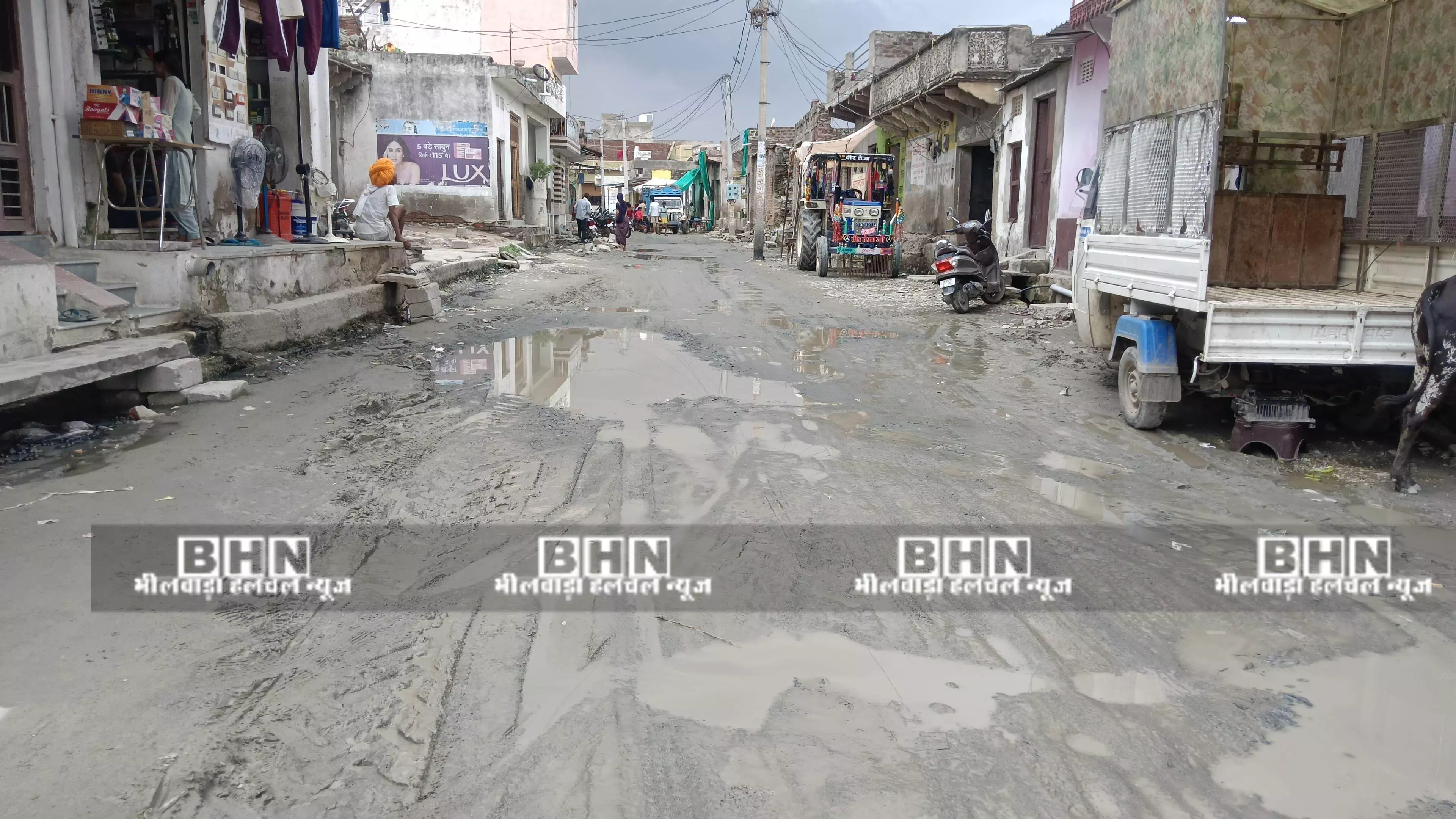 ग्रामीणों का दर्द:एमडीआर सड़क 6 माह से खुदी पड़ी,चंबल और पीएचडी के पाइप लाइन नही डालने से अटका काम..बारिश में आमजन परेशान ग्रामीणों का दर्द:एमडीआर सड़क 6 माह से खुदी पड़ी,चंबल और पीएचडी के पाइप लाइन नही डालने से अटका काम..बारिश में आमजन परेशान