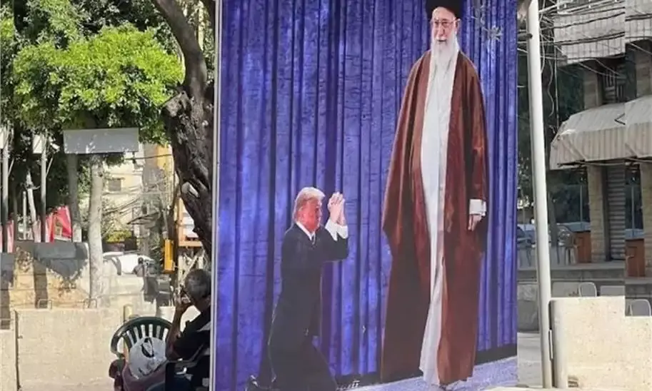 खामेनेई के सामने ट्रंप को घुटनों पर दिखाते पोस्टर