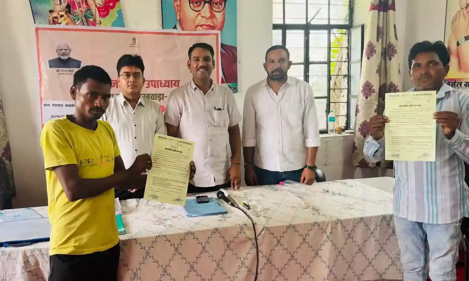 शंकर एवं भेरू को मिले आवासीय भूखण्ड के पट्टे