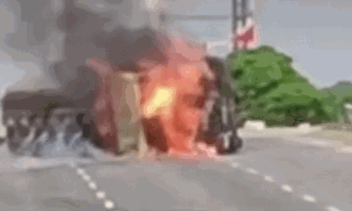 केमिकल टैंकर में लगी भीषण आग , जिंदा जला चालक , मची अफरा तफरी