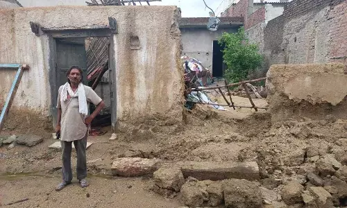 बारिश से गिरी कच्ची केलु पॉश पोल