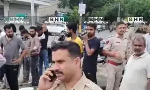 बड़ला चौराहे पर मृत पशु के अवशेष मिलने के बाद जुटी भीड़, पुलिस ने युवक को किया गिरफ्तार