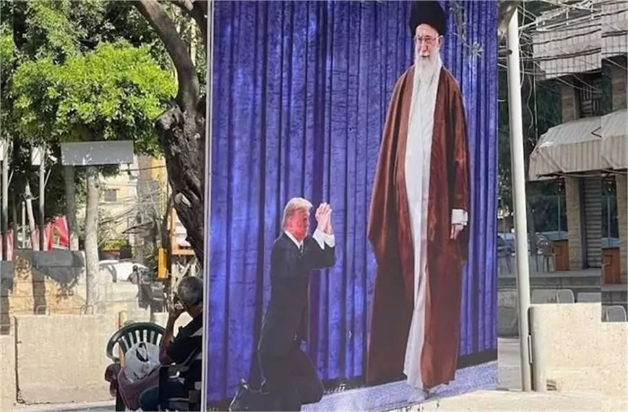 खामेनेई के सामने ट्रंप को घुटनों पर दिखाते पोस्टर