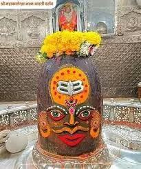 अमावस्या पर त्रिपुंड लगाकर सजे बाबा महाकाल