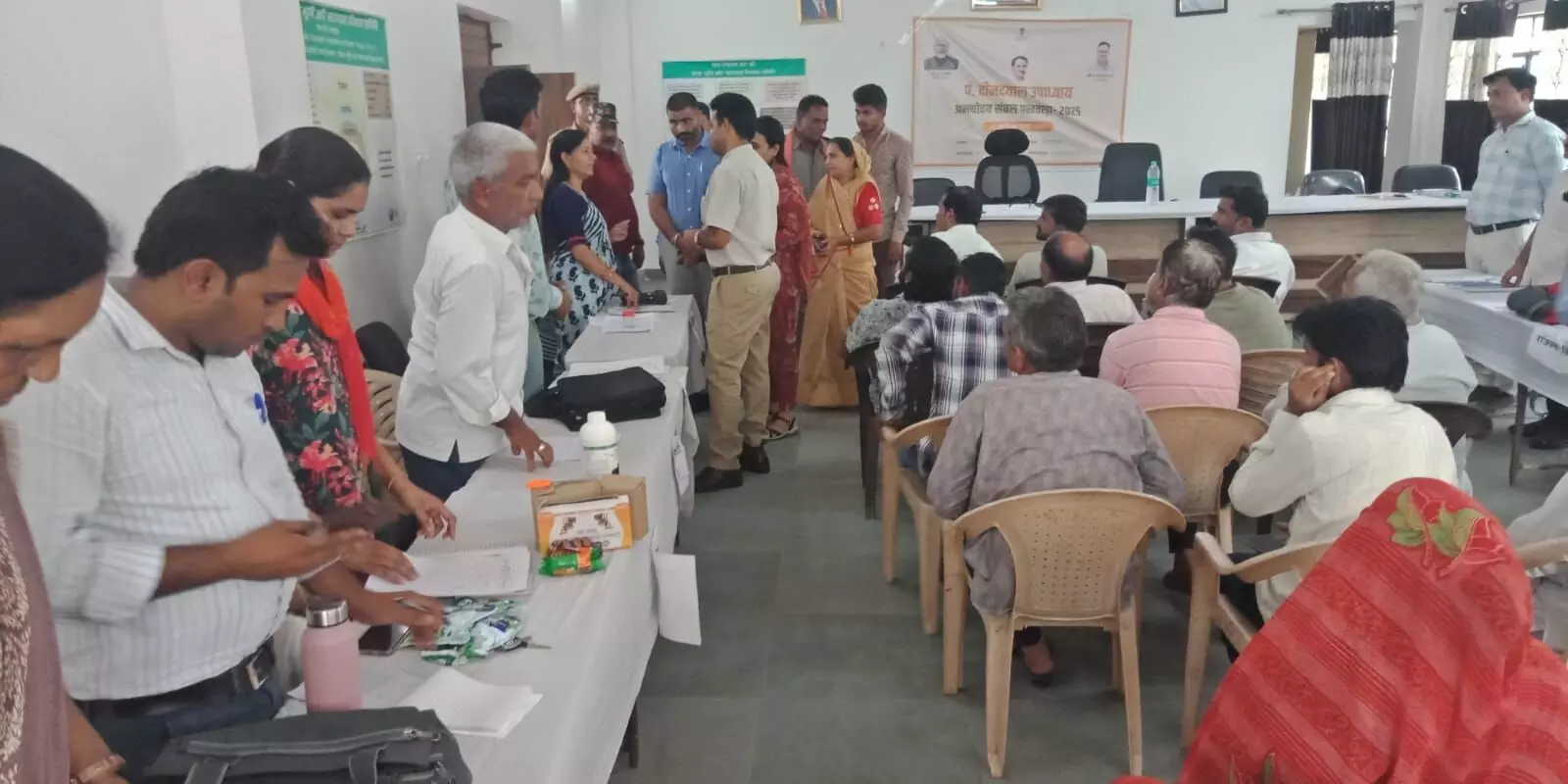 जिला कलक्टर ने मानपुरा एवं सेमलपुरा शिविरों का किया अवलोकन जिला कलक्टर ने मानपुरा एवं सेमलपुरा शिविरों का किया अवलोकन