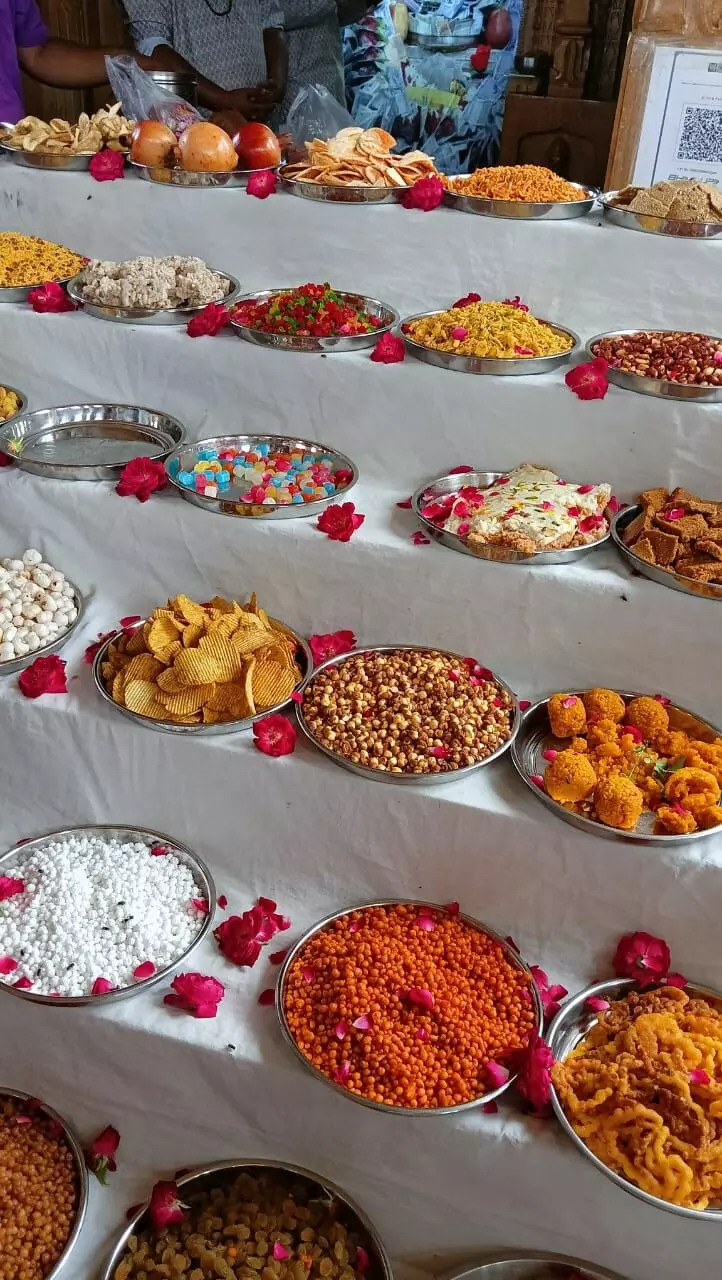 आषाढ़ अमावस्या पर सांवलिया सेठ का दुग्धाभिषेक कर लगाया छप्पन भोग, उमड़ा जनसैलाब आषाढ़ अमावस्या पर सांवलिया सेठ का दुग्धाभिषेक कर लगाया छप्पन भोग, उमड़ा जनसैलाब