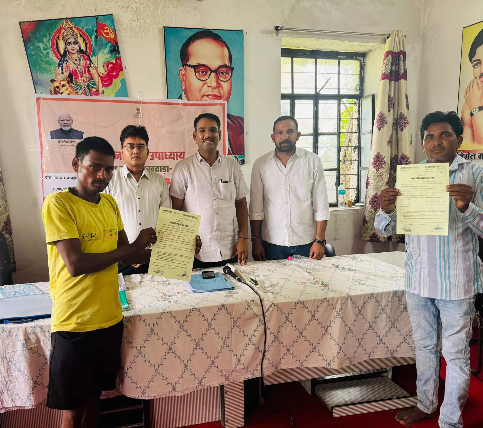 शंकर एवं भेरू को मिले आवासीय भूखण्ड के पट्टे शंकर एवं भेरू को मिले आवासीय भूखण्ड के पट्टे
