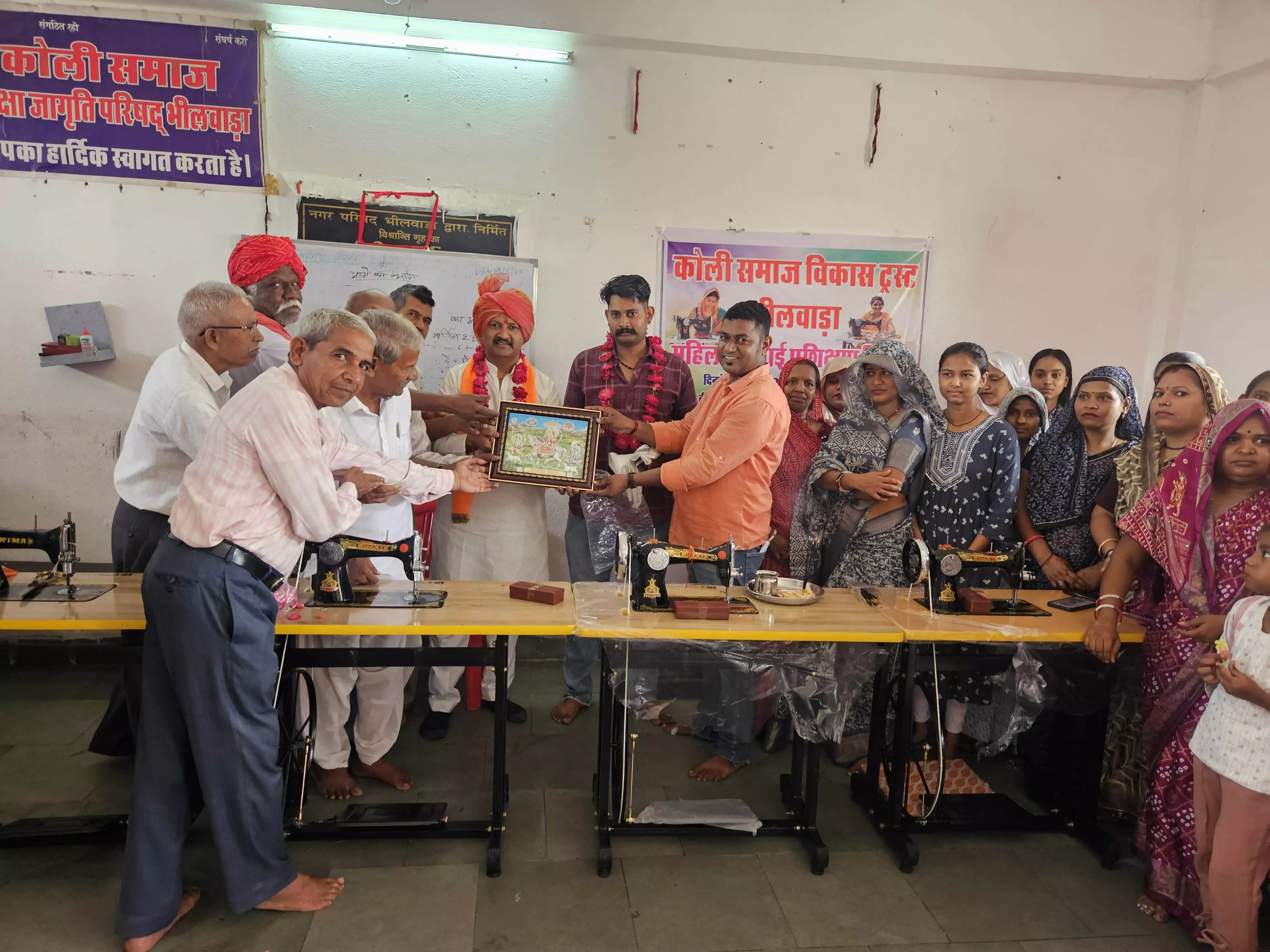 कपड़ों की सिलाई करना भारत की देन सिलाई कार्य से घर की आर्थिक स्थिति मजबूत होती है :- भगत कपड़ों की सिलाई करना भारत की देन सिलाई कार्य से घर की आर्थिक स्थिति मजबूत होती है :- भगत