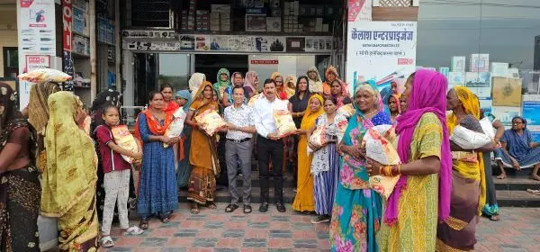 राजस्थान जन मंच ने झुग्गी झोपड़ी कच्चे मकानों में रहने वाले 90 परिवारों को आटे के कट्टे वितरित किए राजस्थान जन मंच ने झुग्गी झोपड़ी कच्चे मकानों में रहने वाले 90 परिवारों को आटे के कट्टे वितरित किए