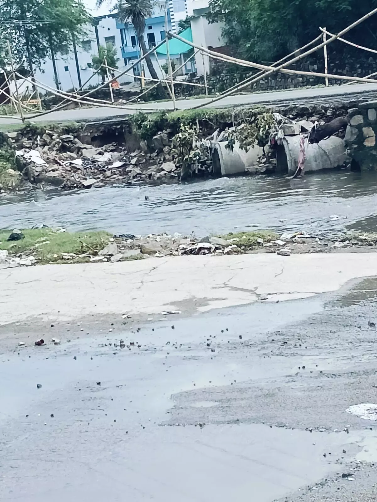 जिला प्रशासन और जनप्रतिनिधियों ने जिस पुलिया का निरीक्षण किया वो मंगलवार की बारिश में फिर टूटी जिला प्रशासन और जनप्रतिनिधियों ने जिस पुलिया का निरीक्षण किया वो मंगलवार की बारिश में फिर टूटी