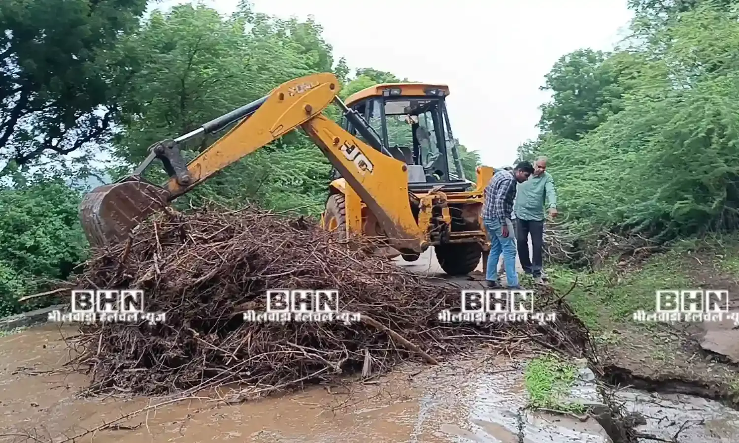 रामसरोवर तालाब में आने वाले पानी की आव में अवरोधक बने मलवे - कचरे को कराया साफ