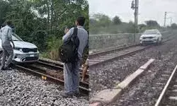 महिला ने रेल की पटरी पर दौड़ा दी कार