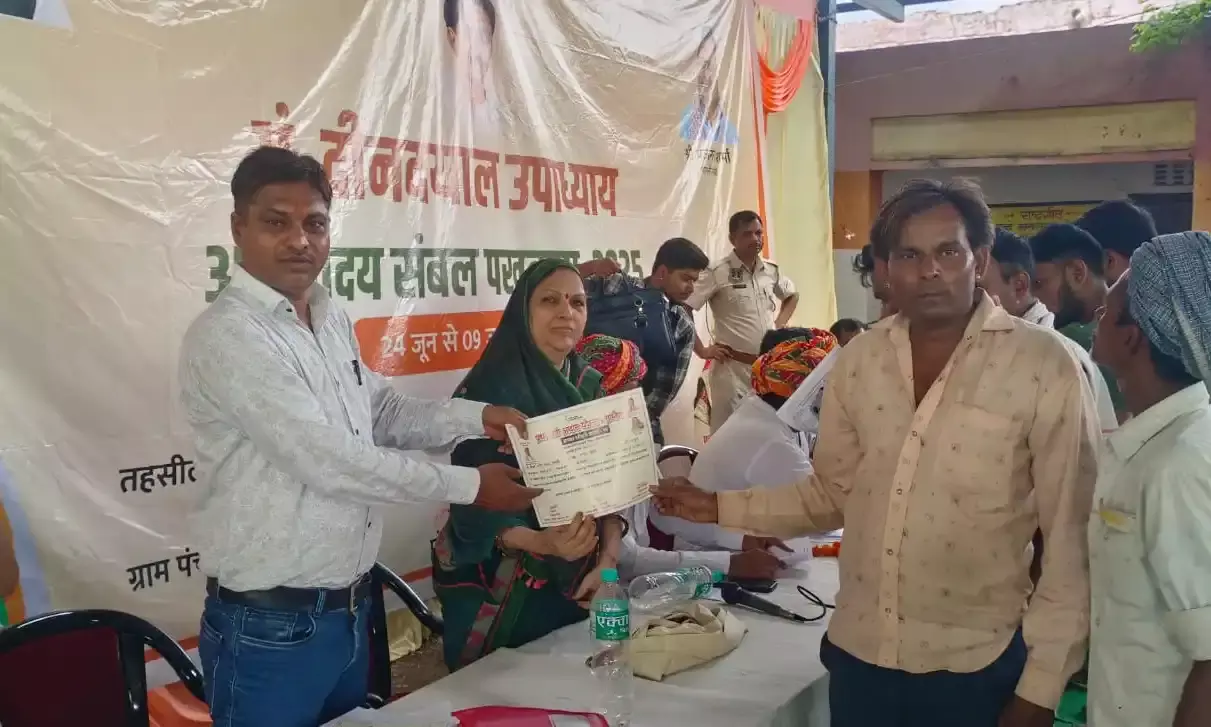 विधायक ने शिविर में ग्रामीणों की सुनीं समस्याएं , दस परिवारों को दिए आवासीय पट्टे