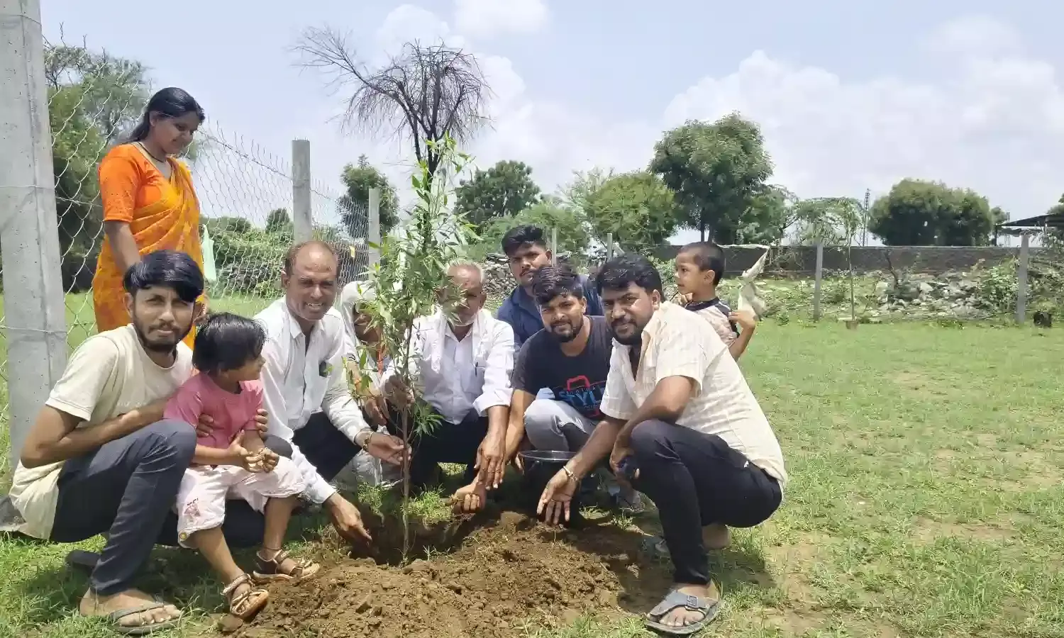 एक पेड़ धरती माता के नाम पर्यावरण संरक्षण जरूरी,शंभूगढ़ कस्बे के लोगो ने किया वृक्षारोपण