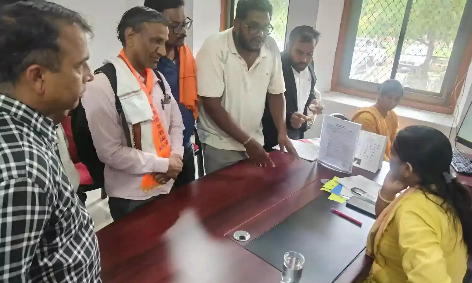 फर्जी तरीके से जमीन समर्पण करवा किए गए भ्रष्टाचार के खिलाफ मुख्यमंत्री के नाम सौंपा ज्ञापन