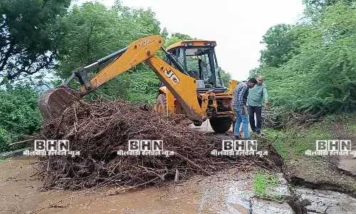 रामसरोवर तालाब में आने वाले पानी की आव में अवरोधक बने मलवे - कचरे को कराया साफ