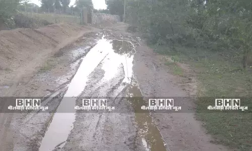 कीचड़ में तब्दील हुआ रास्ता, राहगीर हो रहे परेशान