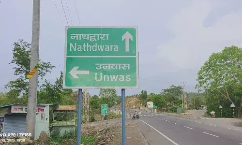 चारभुजा हाईवे पर पढ़े-लिखे इंजीनियरों की लापरवाही: गलत दिशा दिखाते साइन बोर्ड, राहगीर परेशान; हाईवे फिर सुर्खियों में