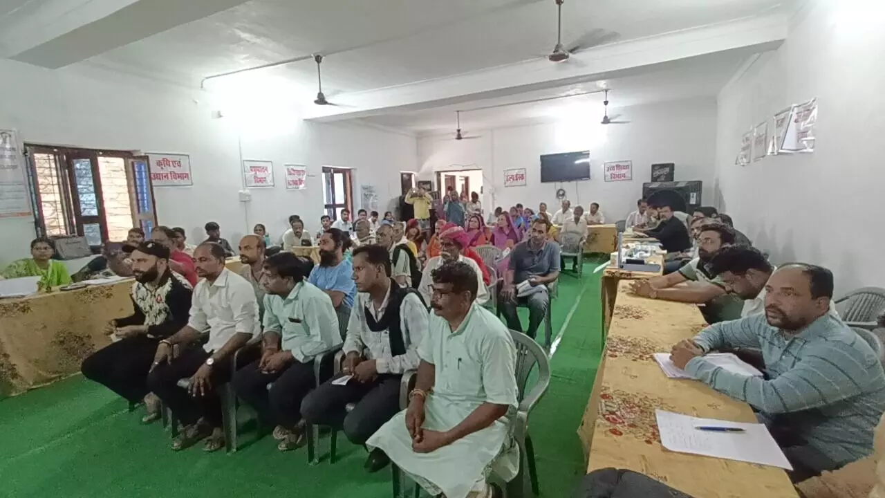 ग्रामीणों ने खोली समस्याओं की फाइलें, अतिक्रमण हटाने की उठी मांग ग्रामीणों ने खोली समस्याओं की फाइलें, अतिक्रमण हटाने की उठी मांग