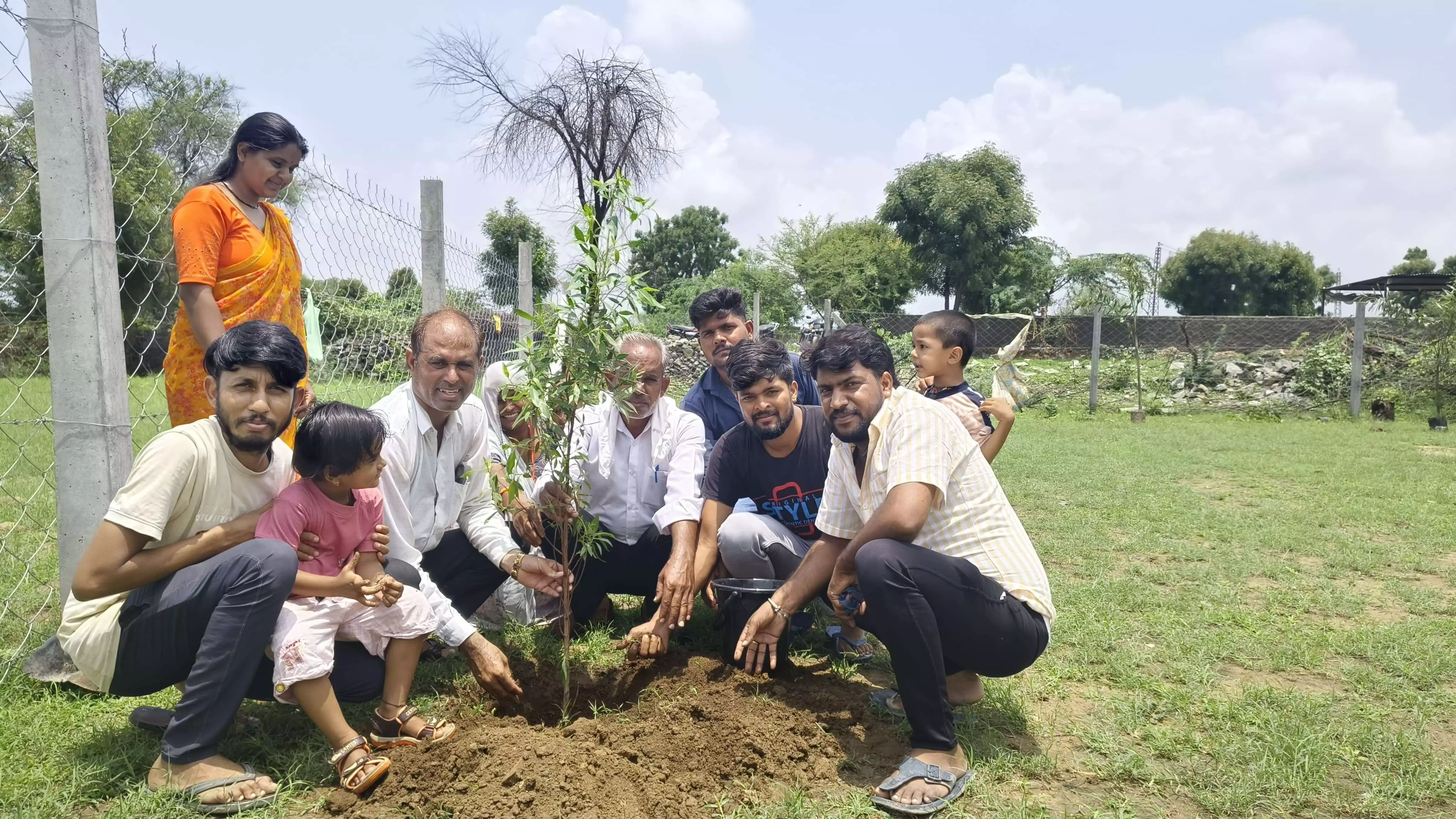 एक पेड़ धरती माता के नाम पर्यावरण संरक्षण जरूरी,शंभूगढ़ कस्बे के लोगो ने किया वृक्षारोपण एक पेड़ धरती माता के नाम पर्यावरण संरक्षण जरूरी,शंभूगढ़ कस्बे के लोगो ने किया वृक्षारोपण
