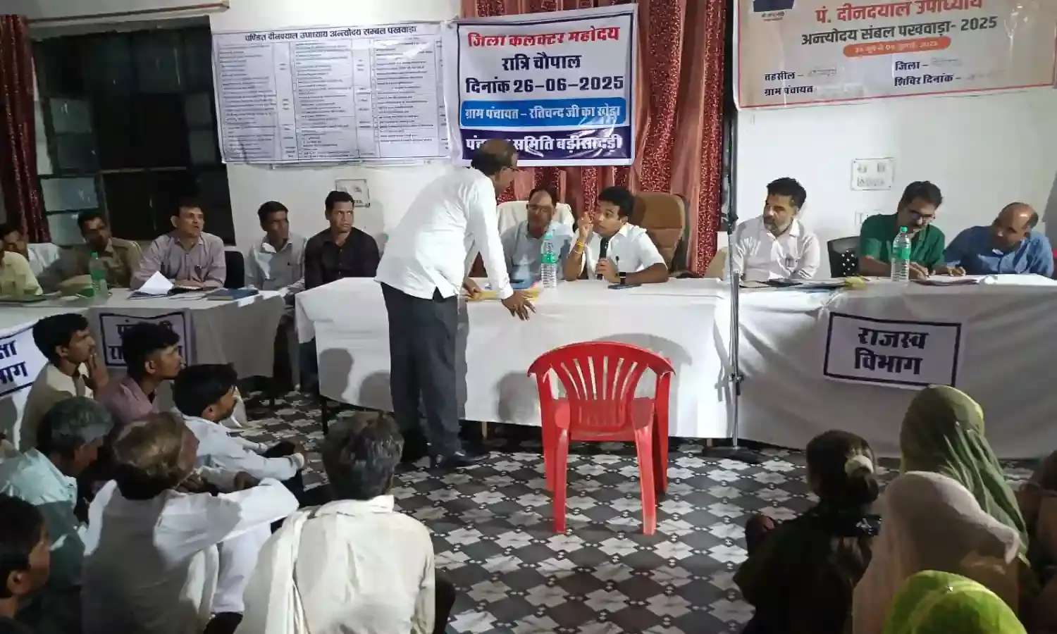 40 से अधिक प्रकरणों की हुई सुनवाई – रति चंद जी का खेड़ा में जिला कलक्टर ने की रात्रि चौपाल