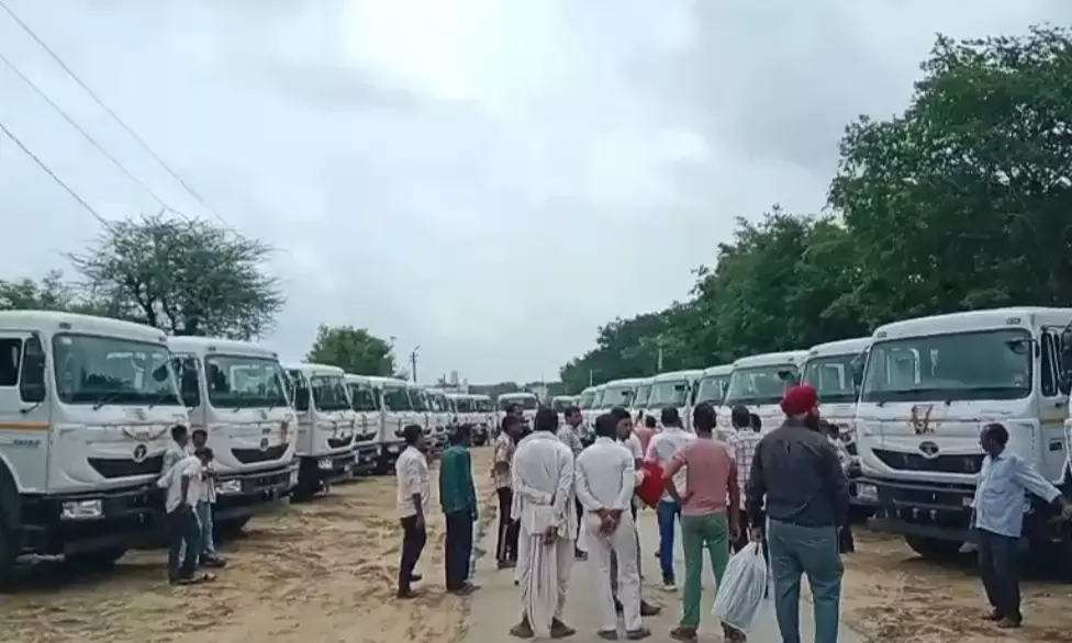 बुला रोड लाइंस फर्म ने शक्तिपीठ धनोप माता के 30 ट्रेलरों का मुहूर्त करवाया