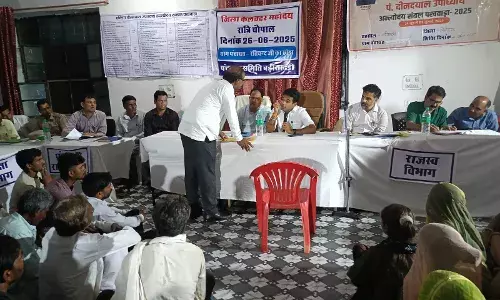 40 से अधिक प्रकरणों की हुई सुनवाई – रति चंद जी का खेड़ा में जिला कलक्टर ने की रात्रि चौपाल