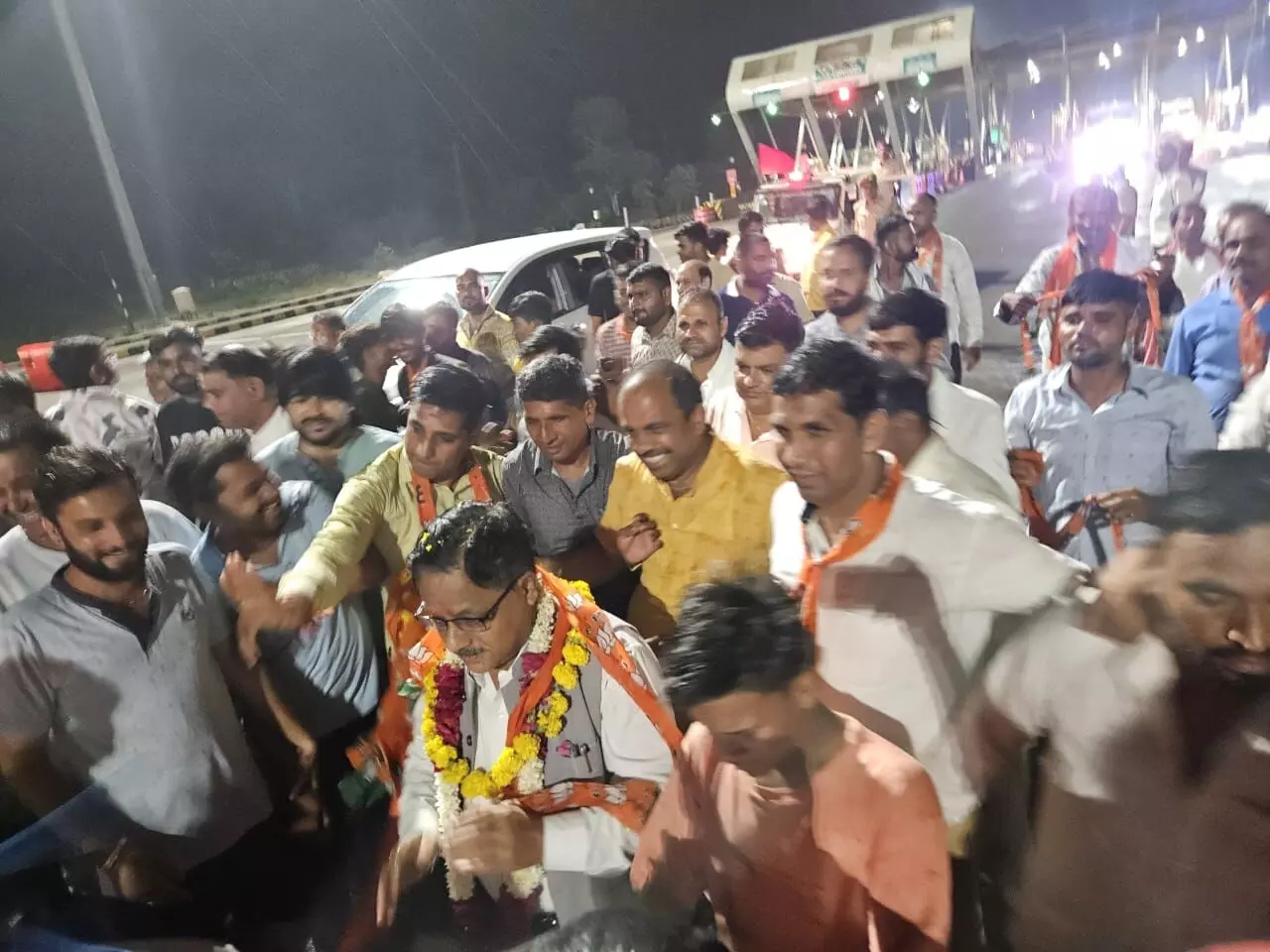भाजपा के राष्ट्रीय महामंत्री भीलवाड़ा दौरे पर: कारोई मंडल द्वारा मुजरास टोल पर भव्य स्वागत