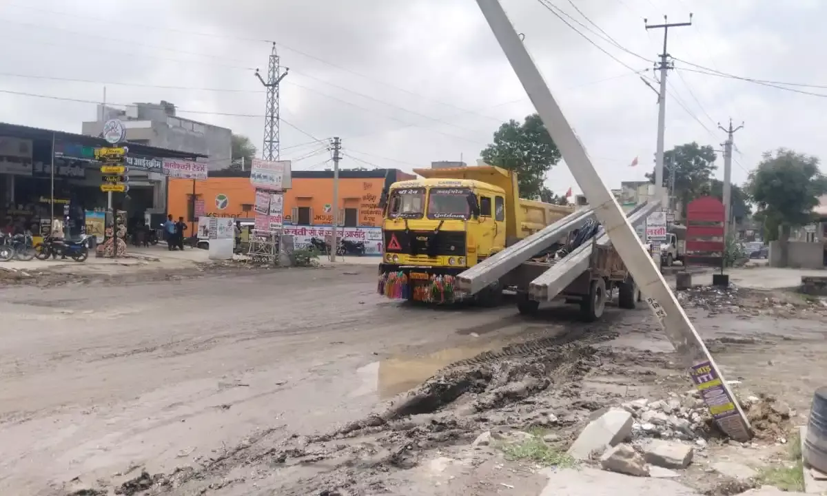 आसींद में बड़ा हादसा होने से टला : फैला कीचड़, ट्रेलर टकराया 11 हजार केवी के विद्युत पोल से