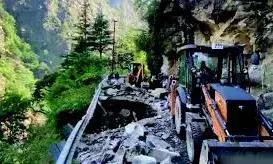 यमुनोत्री हाईवे के पास भू-धंसाव, आवाजाही हुई बंद, सुबह से सैकड़ों श्रद्धालुओं के वाहन फंसे