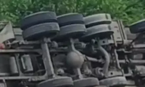 तेजाब से भरा  टैंकर पलटा