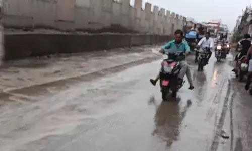 धमाके से फटा टायर बुजुर्ग घायल, ओवरब्रिज की धीमी चाल से हादसों की रफ़्तार तेज