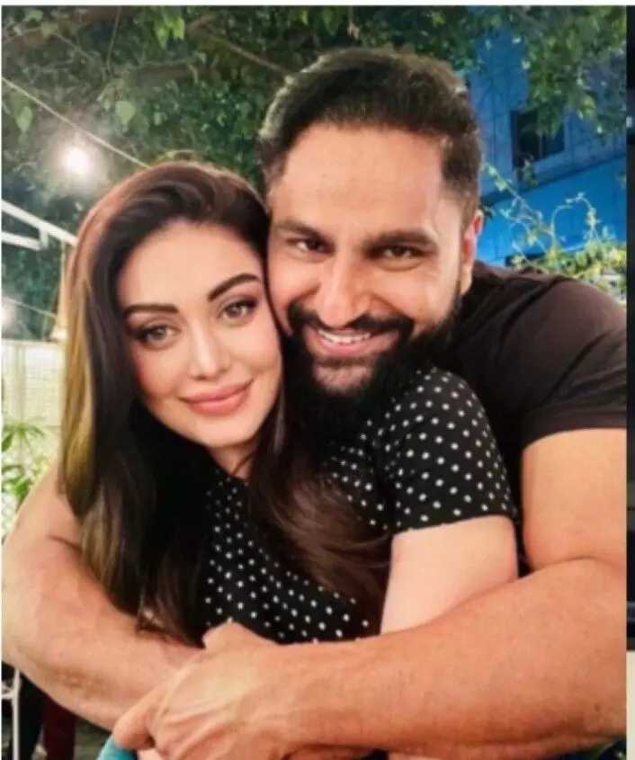 शेफाली की मौत के बाद पति पराग फूट-फूटकर रोते दिखे शेफाली की मौत के बाद पति पराग फूट-फूटकर रोते दिखे