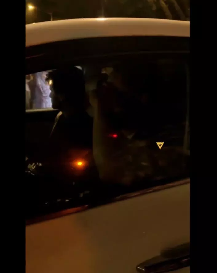 शेफाली की मौत के बाद पति पराग फूट-फूटकर रोते दिखे शेफाली की मौत के बाद पति पराग फूट-फूटकर रोते दिखे