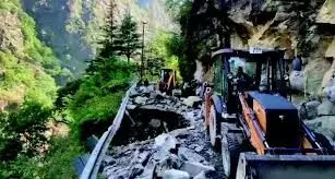 यमुनोत्री हाईवे के पास भू-धंसाव, आवाजाही हुई बंद, सुबह से सैकड़ों श्रद्धालुओं के वाहन फंसे यमुनोत्री हाईवे के पास भू-धंसाव, आवाजाही हुई बंद, सुबह से सैकड़ों श्रद्धालुओं के वाहन फंसे